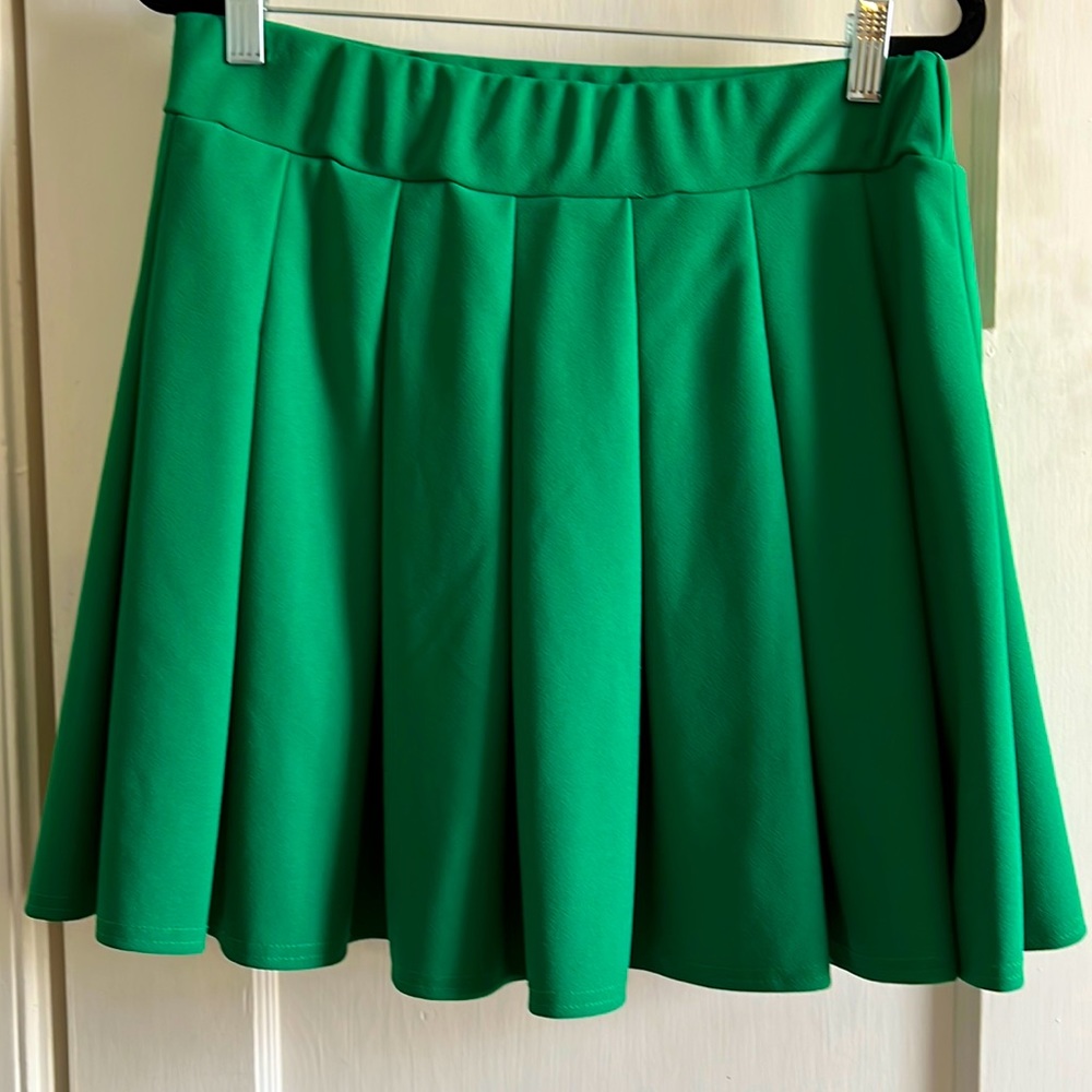Boohoo emerald green pleated skirt